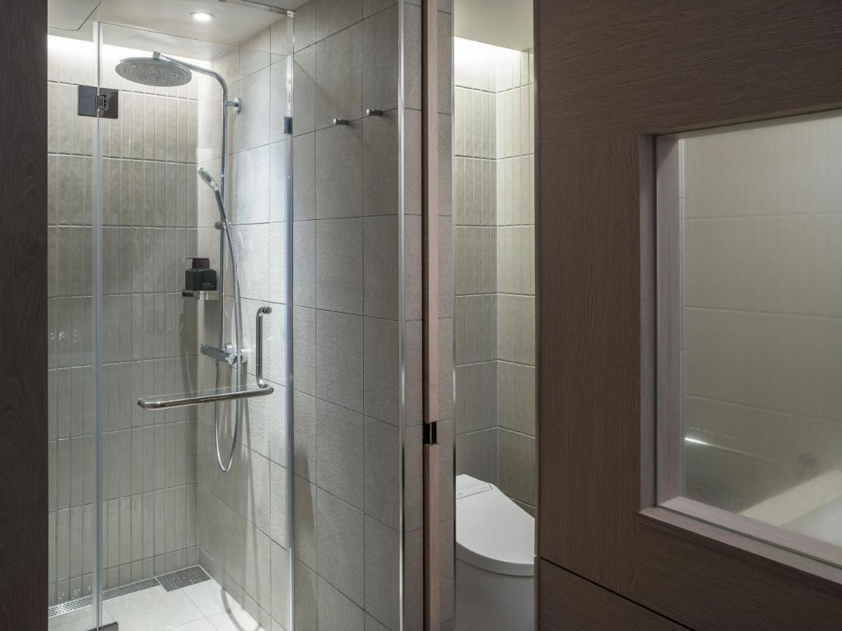 Zentis Osaka Otel Dış mekan fotoğraf A shower cubicle