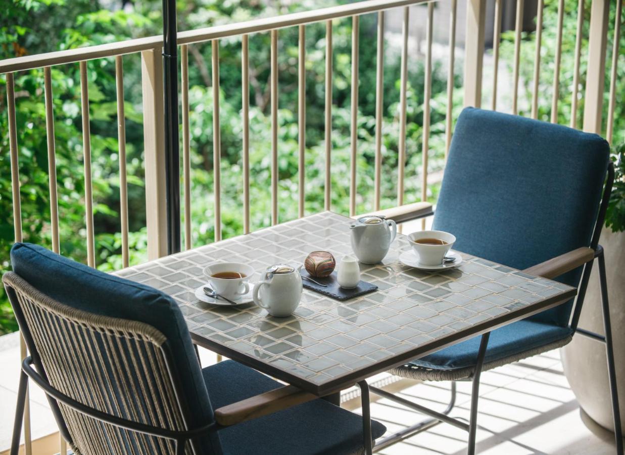 Zentis Osaka Otel Dış mekan fotoğraf A balcony with a table and chairs