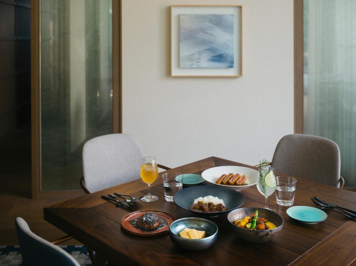 Zentis Osaka Otel Dış mekan fotoğraf A dining room table with a painting by the artist